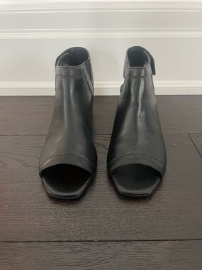 le chateau Black Leather Open-Toe Mule Boots